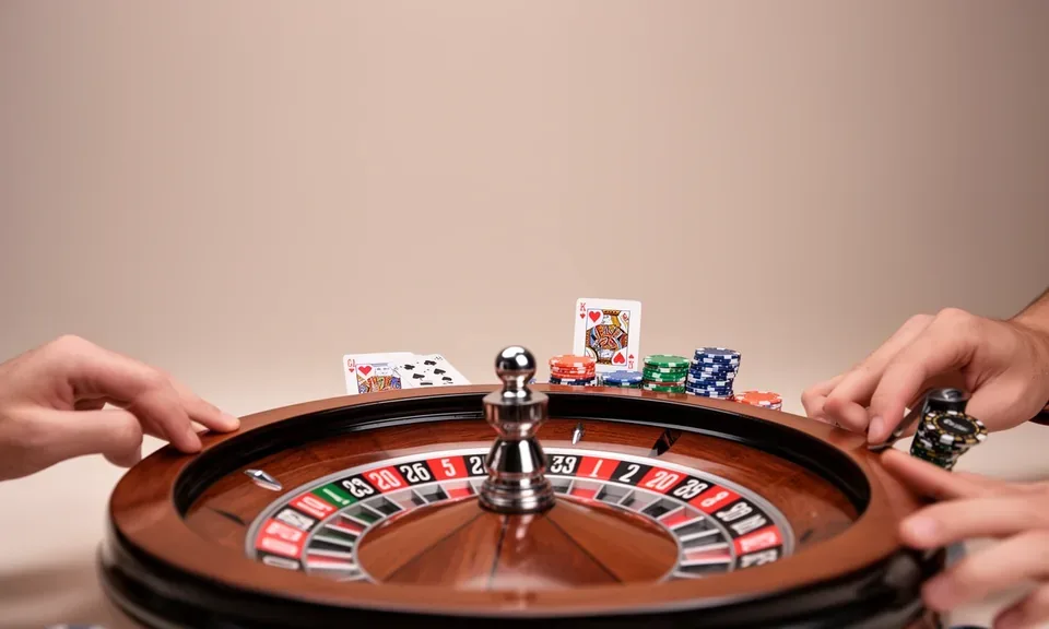 Bàn bài thật, dealer thật — ngay trên điện thoại của bạn